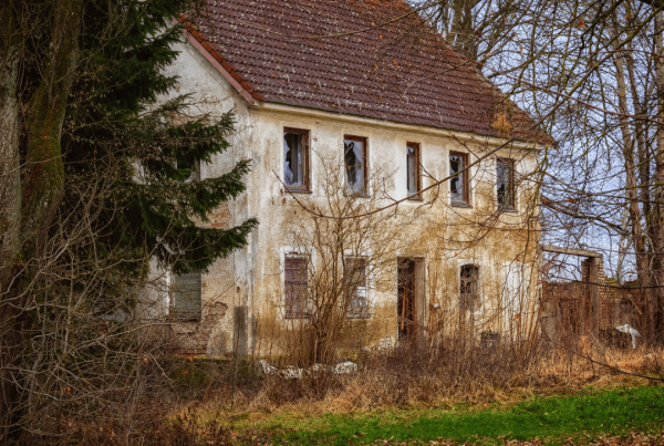 run down/abandoned home
